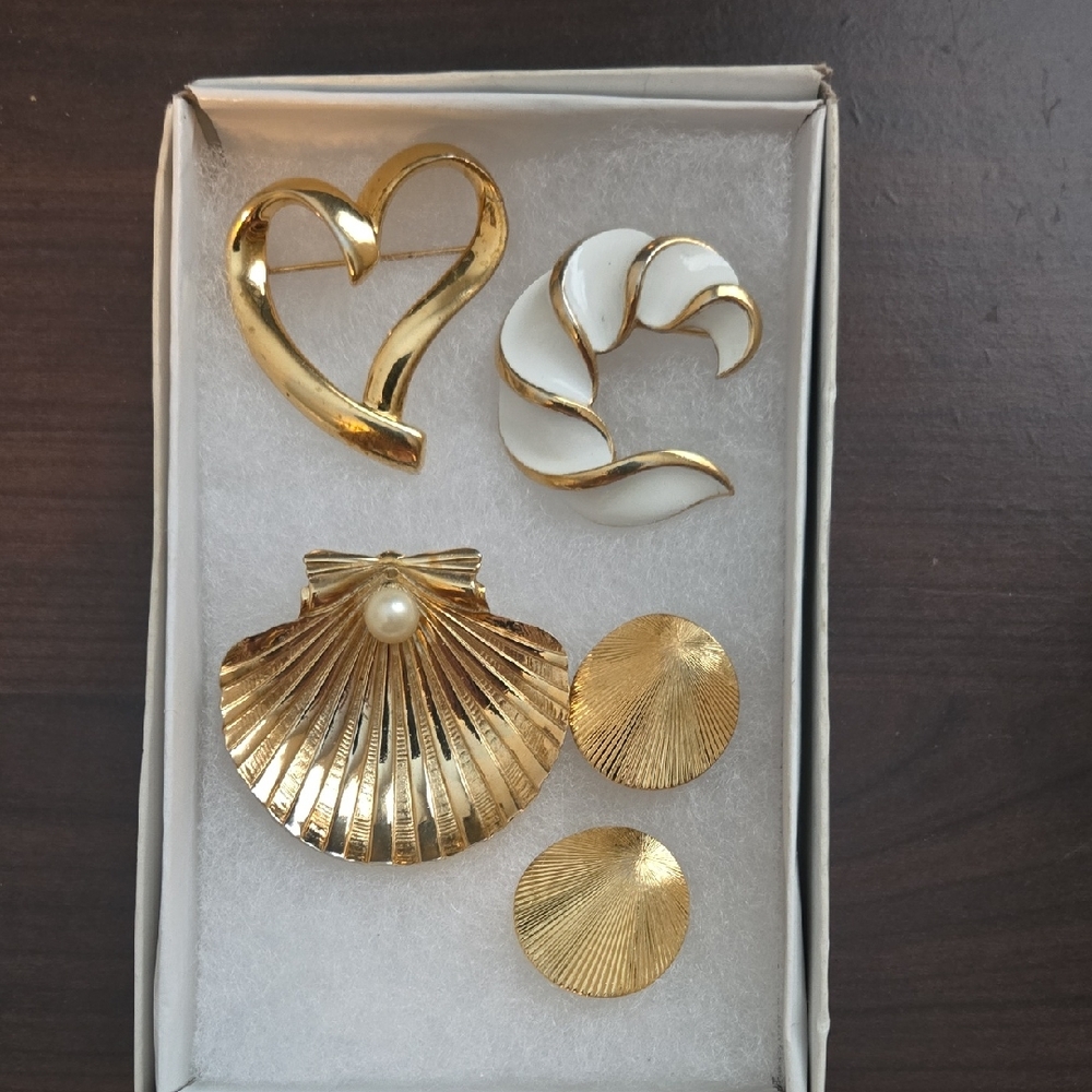 Trifari Gold and White Jewelry Set